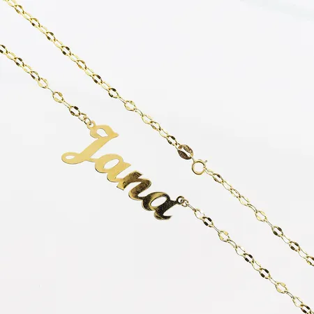 Collier, namn, 37cm, bredd 2-16mm, ändögla saknas, lås stänger ej, 18K.  Vikt: 2,9 g