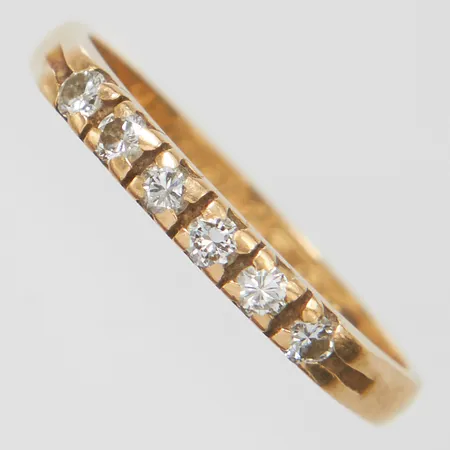 Ring, diamanter 6 x ca 0,03ct, stl 16½, bredd 2,2mm, gravyr, 18K Vikt: 2,1 g
