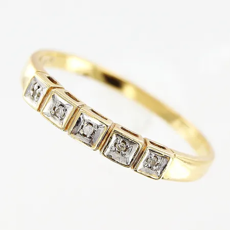 Ring, diamanter 5 x ca 0,005ct, stl 17½, bredd 1,5-2,5mm, skev skena, 18K Vikt: 1,5 g