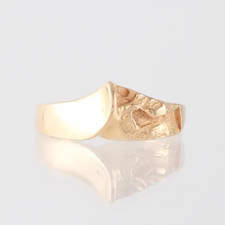 Ring Carlsén Sundsvall, storlek 19 ¼ mm, bredd 2.2-7.8 mm, 18k. Vikt: 4,4 g