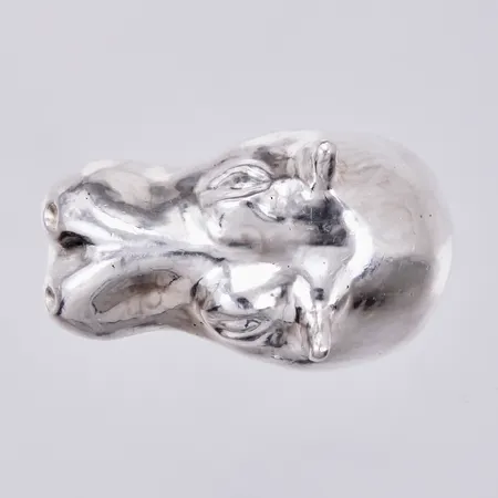 Figur i silver, flodhäst, längd: ca 40mm, bredd: ca 25mm, höjd: ca 21mm, stämplad KMW, 999/1000, silver Vikt: 114,3 g