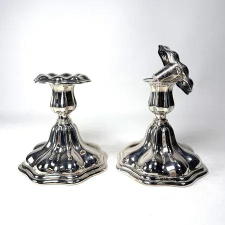 Ett par ljusstakar, rokokostil, CG Hallberg, Stockholm 1937, höjd 12,5cm, fylld botten, gravyr daterad 1937, silver 830/1000, bruttovikt 746g Vikt: 746 g