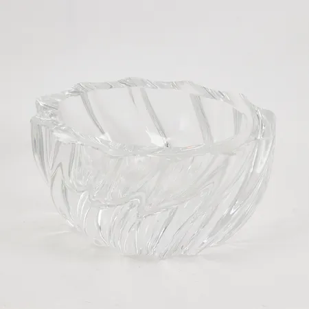 Kristallskål, oval med vriden dekor, höjd ca 8cm, Ø ca 12 x 14,5cm, osignerad, okänd tillverkare Skickas med paket.