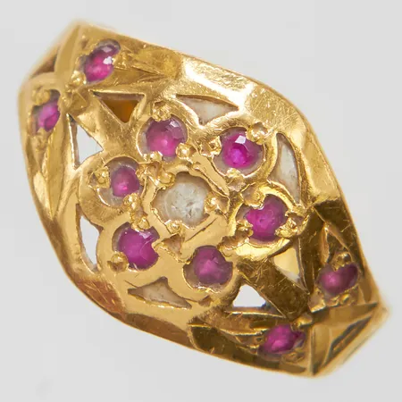 Ring, rubiner, vit sten, stl 15¾, bredd 3,7-11,5mm, slitage, 20K Vikt: 3,2 g