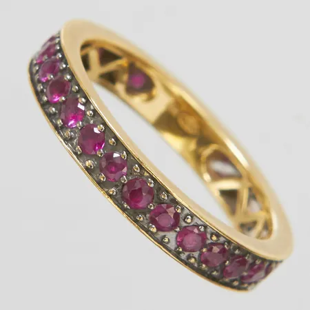 Ring, rubiner, stl 17, bredd 3,5mm, 18K Vikt: 3,2 g