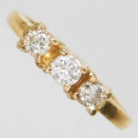 Ring briljantslipade diamanter 1 x ca 0,16ct + 2 x ca 0,10ct, stl 16¾, bredd 2-4mm, skadade infattningar, skev, ostämplad, 18K Vikt: 2,8 g