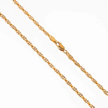 Kedja i 18K guld: Platt singapore med delvis rodiumpläterade länkar. Den är 42 cm lång, är 1,8 - 3 mm bred och väger 7,8g. Karbinhake. Fint skick. Stämplad GFAB, 750.