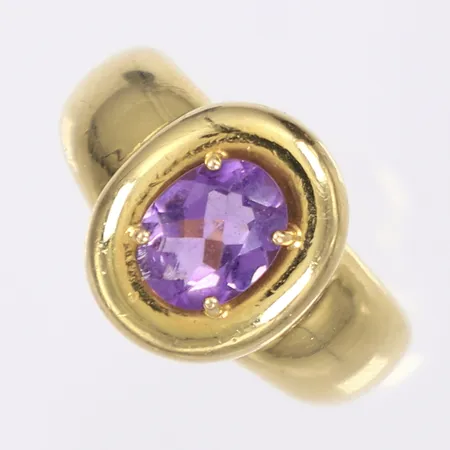 Ring med lila sten troligen ametist, stl 18½, bredd 4-15mm, större nagg på sten, ostämplad, 18K Bruttovikt: 11,2g Vikt: 11,2 g