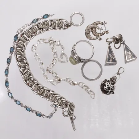 Diverse smycken, missfärgad, defekt/av, bucklor, saknas stenar, ostämplad, silver 830-925/1000 Vikt: 82,2 g