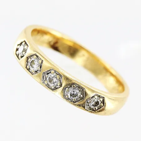 Ring, diamanter 5st totalt 0,20ctv enligt gravyr, stl 17¼, bredd 3-4mm, GHA, gravyr, 18K.  Vikt: 4,4 g