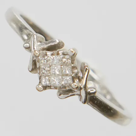 Ring, prinsesslipade diamanter 9 x ca 0,01ct, stl 17¼, bredd 1,2-6,5mm, vitguld, 10K Vikt: 2 g
