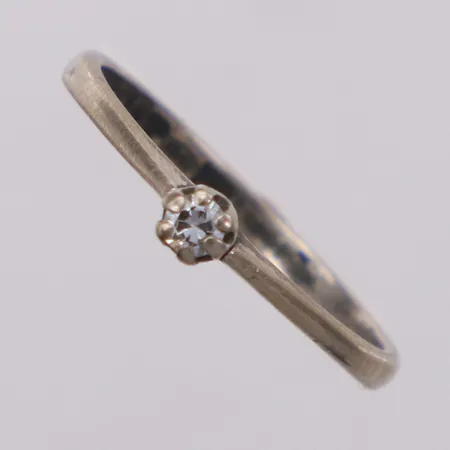 Ring med diamant 1xca0,05ct, stl 16, bredd 1,2-2,9mm, vitguld, 18K  Vikt: 1,8 g