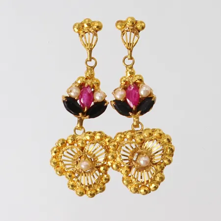 Ett par örhängen med stenar och pärlor, 35x13,5mm, snurrebussar saknas, ostämplat 18K.  Vikt: 4 g