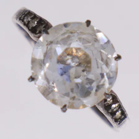 Ring med vita stenar, stl 16¾, bredd 2,1-10mm, silver 830/1000 Vikt: 2,6 g