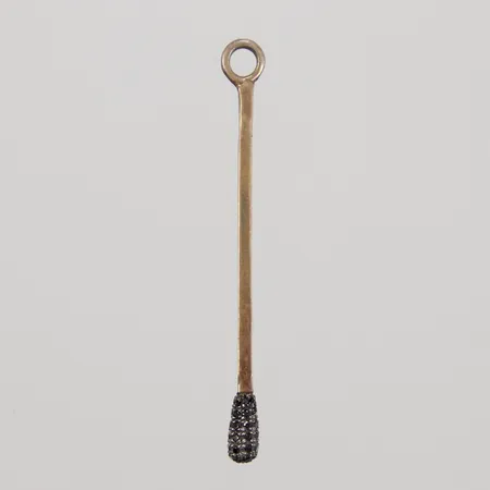 Hänge, Tändsticka, längd 48mm, bredd ca 1,8-3,8mm, svarta stenar, 925/1000 silver, Vikt: 1,5 g