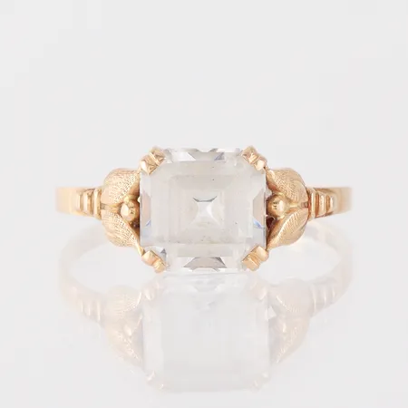 Ring med vit sten (repig), K&EC Göteborg, storlek 18 mm, bredd 1.3-7.9 mm, 18k. Vikt: 2,3 g