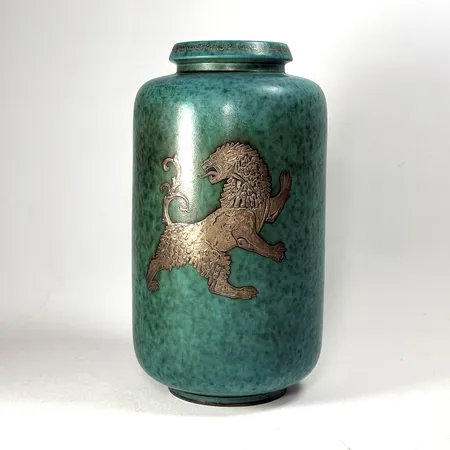 Vas, Wilhelm Kåge, Gustavsberg 1946, "Argenta", stengods, grönspräcklig glasyr med handmålad silverdekor av lejon, signerad GUSTAVSBERG ARGENTA 1076 P III MADE IN SWEDEN, höjd 28cm, några invändiga glasyrmistor Skickas med postpaket.
