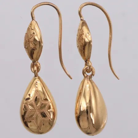 Ett par örhängen med mönster, längd 34mm, bredd 9,5mm, CG Hallberg, Stockholm, år 1888, ihåliga, 18K Vikt: 2,2 g