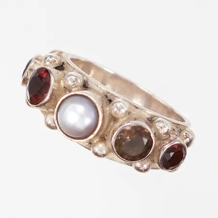 Ring Kumkum med färgade stenar samt pärla, stl 17, bredd: 5-8mm, silver 925/1000 Vikt: 8 g