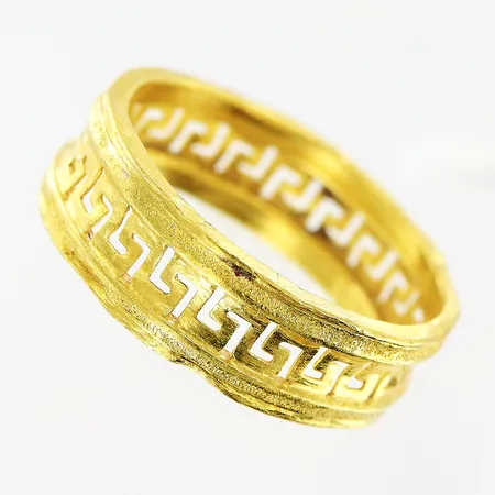 Ring, genombruten meanderbård, stl 18½, bredd 7mm, bucklor, skev skena, 23K Vikt: 3,7 g
