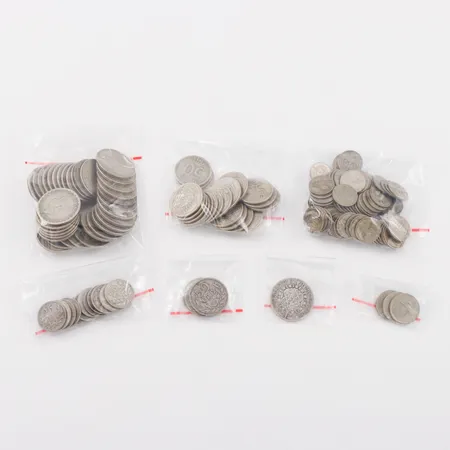 Cirkulationsmynt med silvervärde 1st 1kr 80% silver, 35st 1kr 40% silver, 3st 50 öre 80% silver, 20st 50 öre 40% silver, 12st 25 öre 80%silver 3st 3st 40 % silver, 91st 10 öre 40% silver Vikt: 0 g