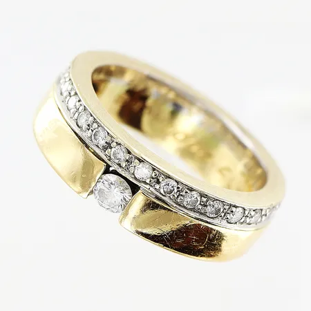 Ring stl 15¾, bredd 5mm, diamanter totalt 0,30ctv enligt gravyr, del i behov av rodiering, bucklor på skena, gravyr, CGH, 18K Vikt: 6,7 g