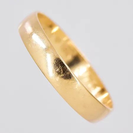 Ring, stl 17¾, bredd 3,5mm, graverad, 18K Vikt: 1,8 g