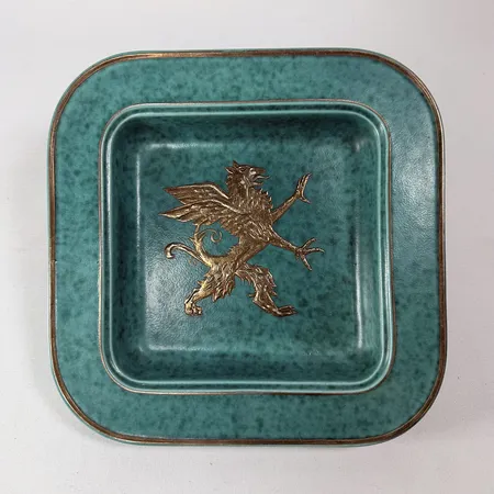 Fat, Wilhelm Kåge, Gustavsberg 1953, "Argenta", handmålad silverdekor av grip, höjd 4, 20,5x20,5cm, signerat GUSTAVSBERG ARGENTA 1196 X MADE IN SWEDEN, andrasortering Skickas med postpaket.