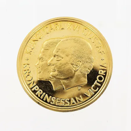 Mynt, Millenniumskiftet 1999-2000, Kung Carl XVI Gustaf, Kronprinsessan Victoria, ca Ø26mm, nominellt värde 2000kr, etui, 21,6K.  Vikt: 13 g