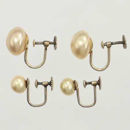 Två par örhängen, imitationspärlor, skruvlås, silver Vikt: 5 g