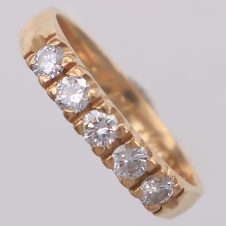 Ring med diamanter 5xca0,09ct, totalt 0,47ctv enligt gravyr, stl 16¾, bredd 3,3mm, PCHFB Production AB, gravyr, 18K Vikt: 3,8 g