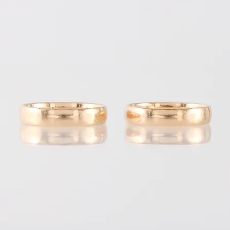 Ringar 2 st med gravyrer, 18k. Vikt: 7,3 g