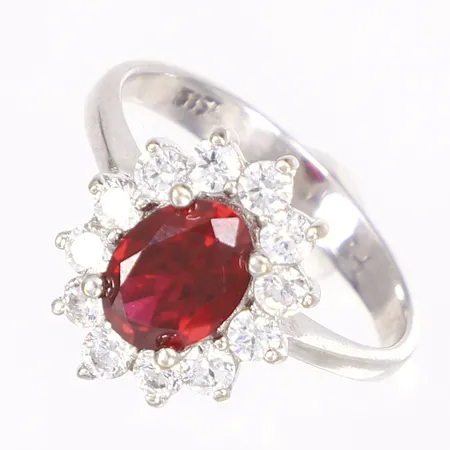 Ring med röd samt vita stenar, stl 16¾, bredd 3-13mm, vitguld, 14K Bruttovikt: 3,5g 