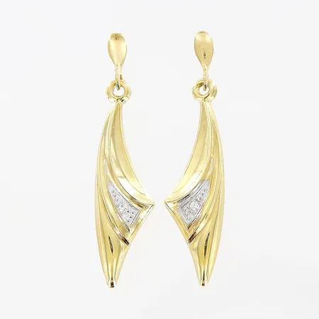 Ett par örhängen, vita stenar, 34mm, 18K Vikt: 1,4 g