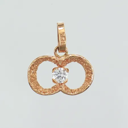 Hänge med vit sten, ca 15mm, bredd 15mm, BEH Bengt Hallberg Guldsmeds AB, 18K Vikt: 1 g