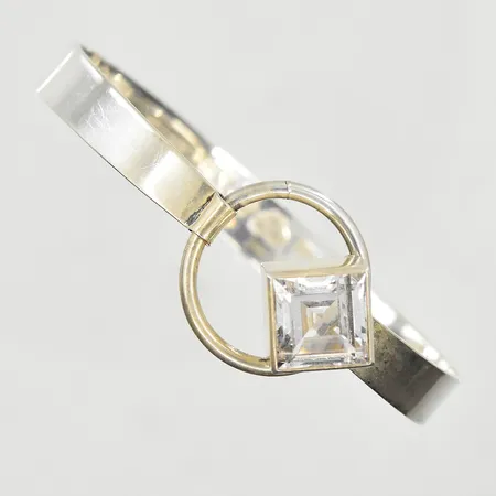 Armband med bergskristall, design Arvo Saarela, sweden vintage, tillverkat V9/1971, innermått Ø55 mm, bredd 5-8 mm, silver. Vikt: 17,7 g