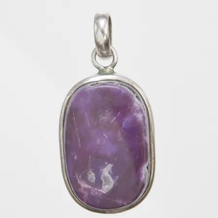 Hänge, Sugilit, längd ca 50mm inkl ögla, bredd 23,5mm, 925/1000 silver Vikt: 15,6 g