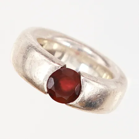 Ring med fasettslipad röd sten, stl 16¼, bredd: 7,5mm, mindre märken, silver 925/1000 Vikt: 16 g