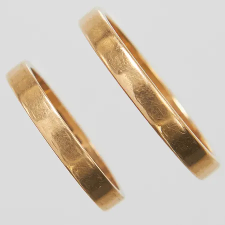 Två ringar släta, stl 16½-19½, bredd 2,6-2,8mm, gravyrer, 18K Vikt: 6,1 g