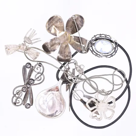 Diverse silver, delvis defekt, delvis med sten, silver 830-925/1000 Bruttovikt: 56,8g Vikt: 56,8 g