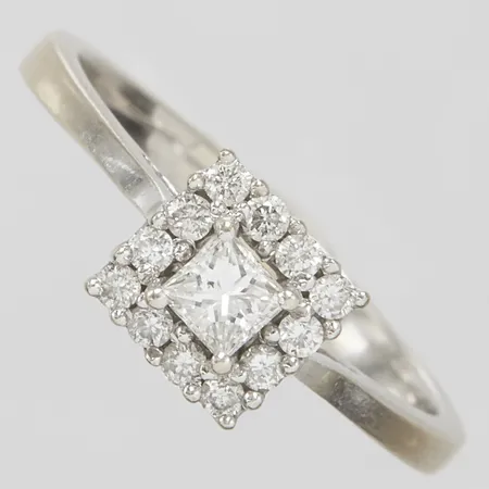 Ring, princesslipad diamant 1 x ca 0,25ct + briljantslipade diamanter 12 x ca 0,02ct + 2 x ca 0,01ct, stl 18, bredd 2-7mm, vitguld, bör omrodieras, 14K Vikt: 3 g