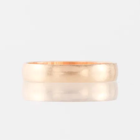 Ring med gravyr, storlek 17 mm, bredd 3.5 mm, 18k. Vikt: 1,9 g