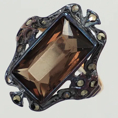 Ring med rökkvarts samt markasiter, stl 16¼, bredd 22mm, skena i 18K, infattning silver Vikt: 3,9 g