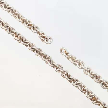 Kedja, 49cm, bredd: 8mm, saknar lås, ostämplat silver Vikt: 70,9 g