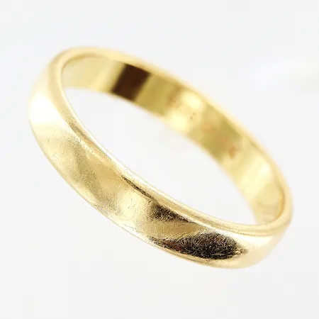 Ring, slät, stl 19½, bredd 3,5mm, gravyr, 18K. Vikt: 4,9 g