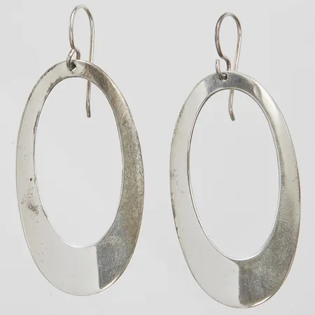 Ett par örhängen, längd ca 55mm, bredd 24,5mm, 925/1000 silver Vikt: 8 g