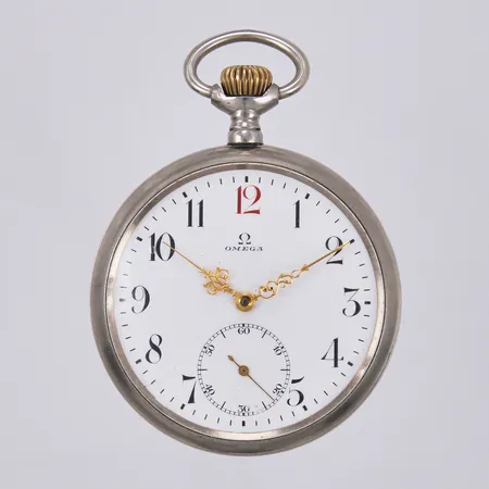 Fickur Omega, röd 12:a, Ø ca 53mm, boettnr: 5789967, verknr: 4501346, mindre skada på glaset, vitmetall