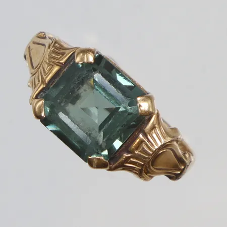 Klackring med grön sten, stl 16, bredd 2-6mm, gravyr, 18K, bruttovikt 2,7g