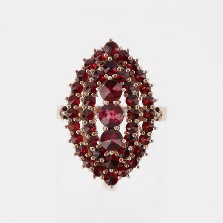 Ring med granater, storlek 17 mm, bredd 2.3-25.5 mm, förgyllt silver. Vikt: 5,4 g