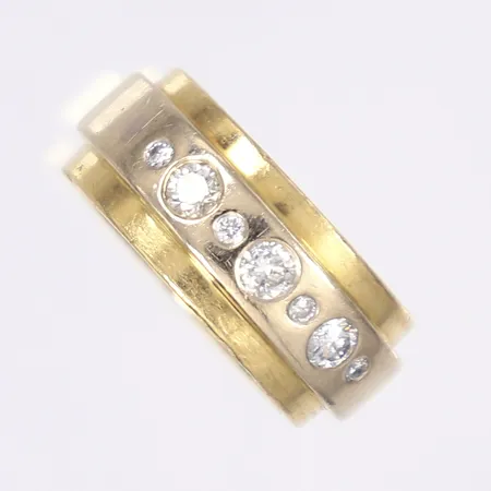Ring med diamanter totalt 0,39ctv enligt gravyr, tvåfärgad, stl 16¼, bredd 9mm, 18K  Vikt: 16 g